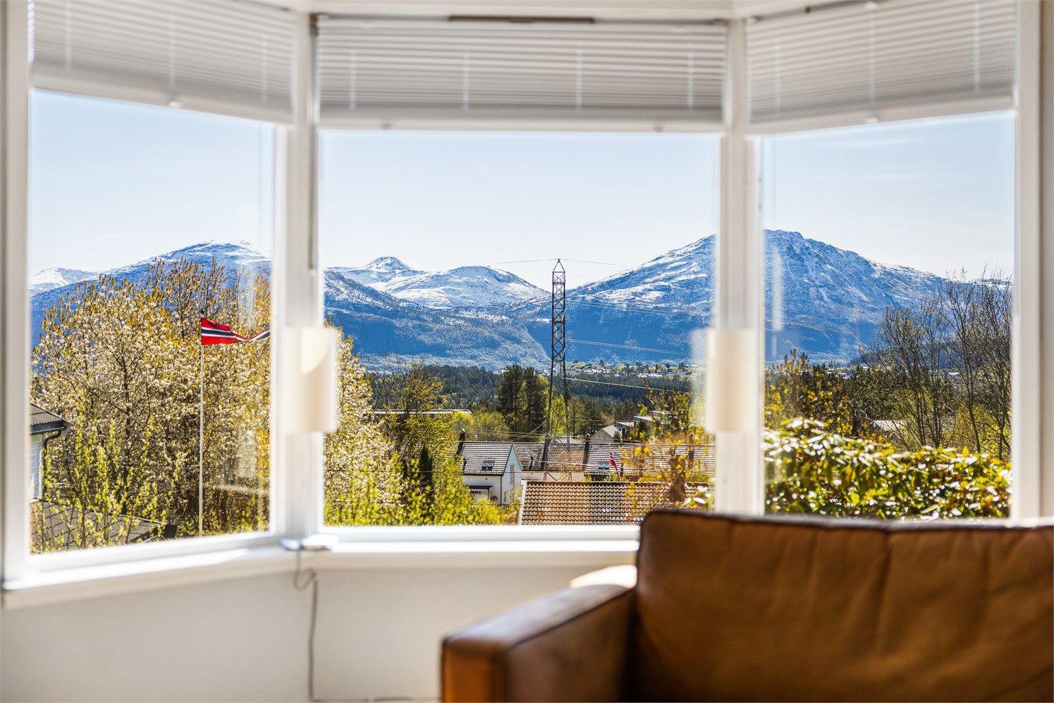Stort karnappvindu på stue med flott utsikt mot fjellene
Foto: Odin Jæger