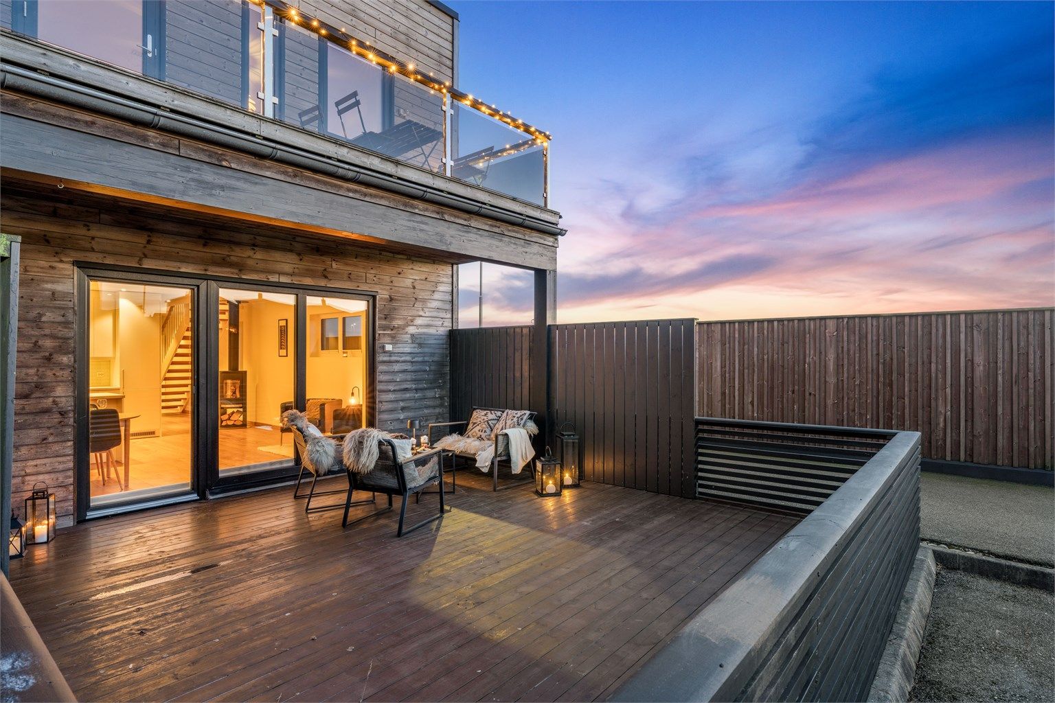 Fra stuen i 1. etasje er det utgang til en romslig og solrik terrasse på 27 kvm.