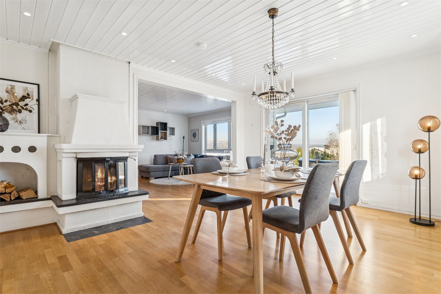 I 1. etasje er det to soner med møbleringsmuligheter for spise- og sofagruppe. 