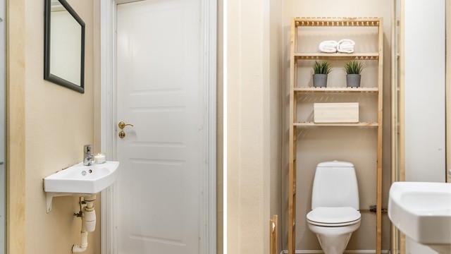 Klosett finnes i separat toalettrom, vegg i vegg med badet.