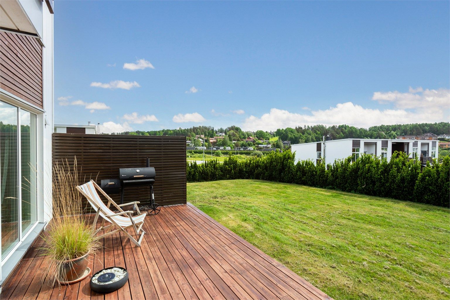 Terrassen er belagt med terrassebord og har god plass til utemøbler og grill.