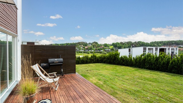 Terrassen er belagt med terrassebord og har god plass til utemøbler og grill.