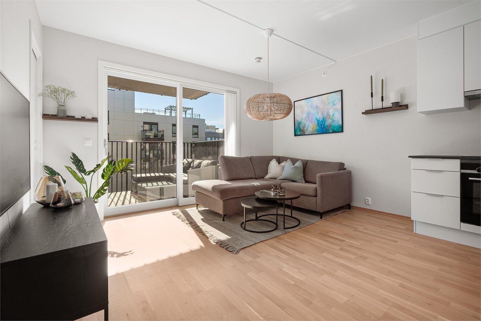 Her får du en sosial planløsning med åpen kjøkkenløsning mot stuen.