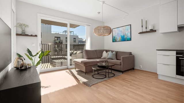 Her får du en sosial planløsning med åpen kjøkkenløsning mot stuen.