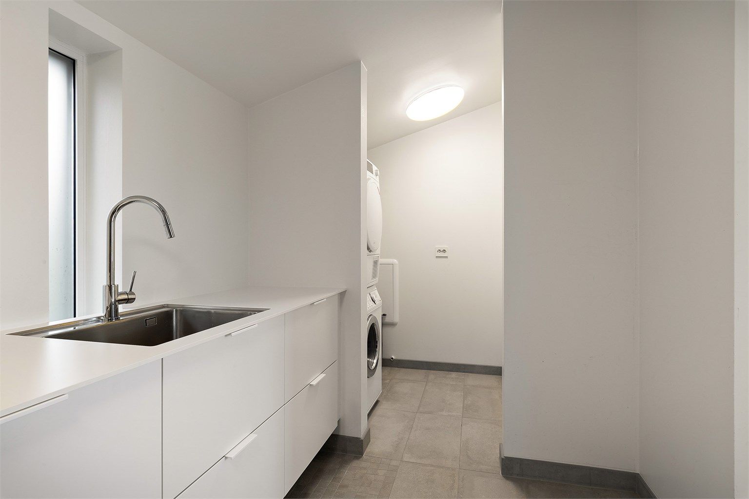 Vaskerom hvor det er egen inngang til dette rommet fra vest/carport