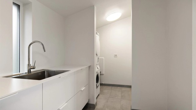 Vaskerom hvor det er egen inngang til dette rommet fra vest/carport