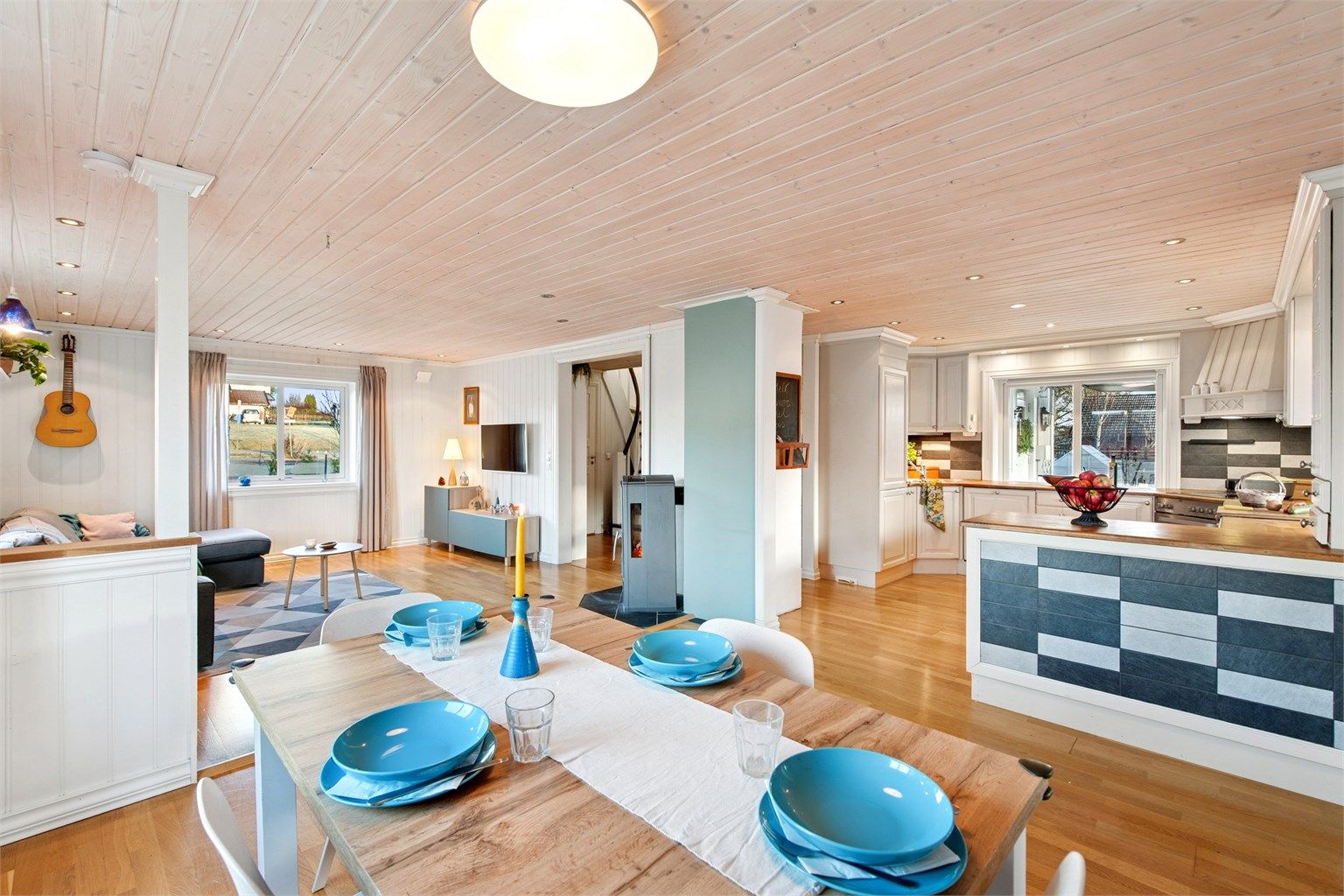 Boligen har meget gode oppholdsrom med åpne løsninger og god arealutnyttelse. (Foto: EFKT v/ Pål Godager)