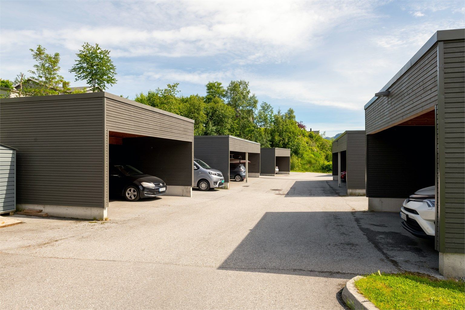 Leiligheten disponerer en parkeringsplass i felles carportanlegg.