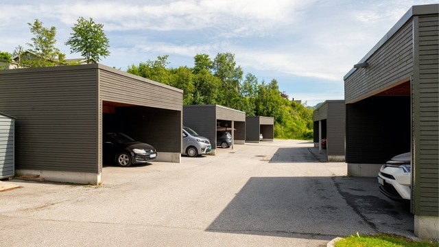 Leiligheten disponerer en parkeringsplass i felles carportanlegg.