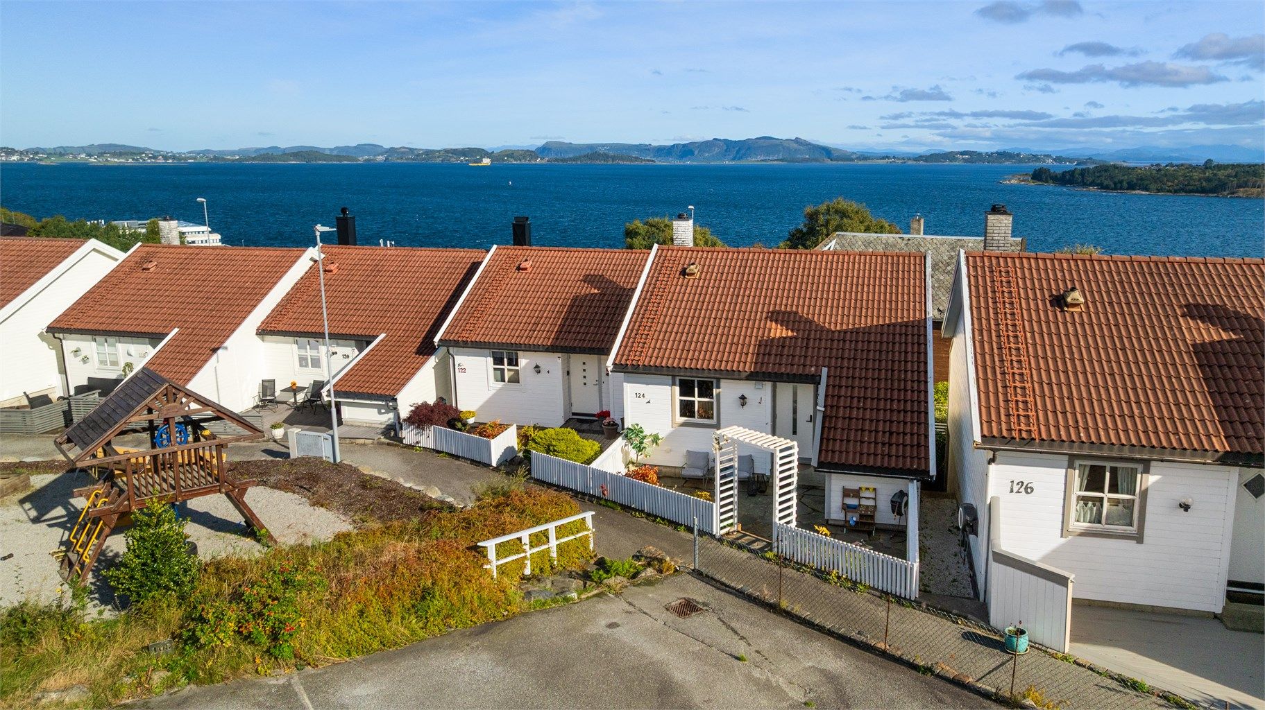 Boligen går over 2 plan og har blitt modernisert de senere år, og fremstår med god stand. 