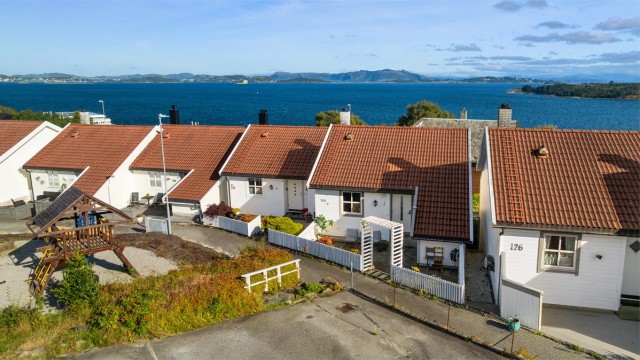 Boligen går over 2 plan og har blitt modernisert de senere år, og fremstår med god stand.
