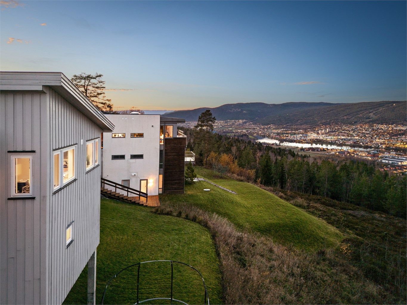 Uteplassene har sol fra ca. kl. 11.00 til 20.00 (midtsommerstid) iflg. selger