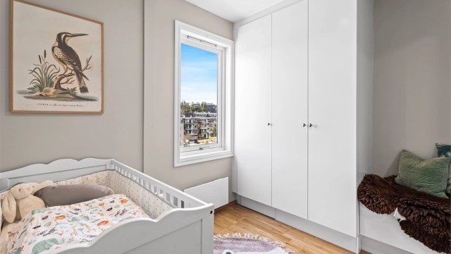 Rom med vindu som er innredet som barnerom med garderobeskap, dette rommet er ca 6 kvm og opprinnelig godkjent som bod. Ikke omsøkt og godkjent som varig opphold/soverom.