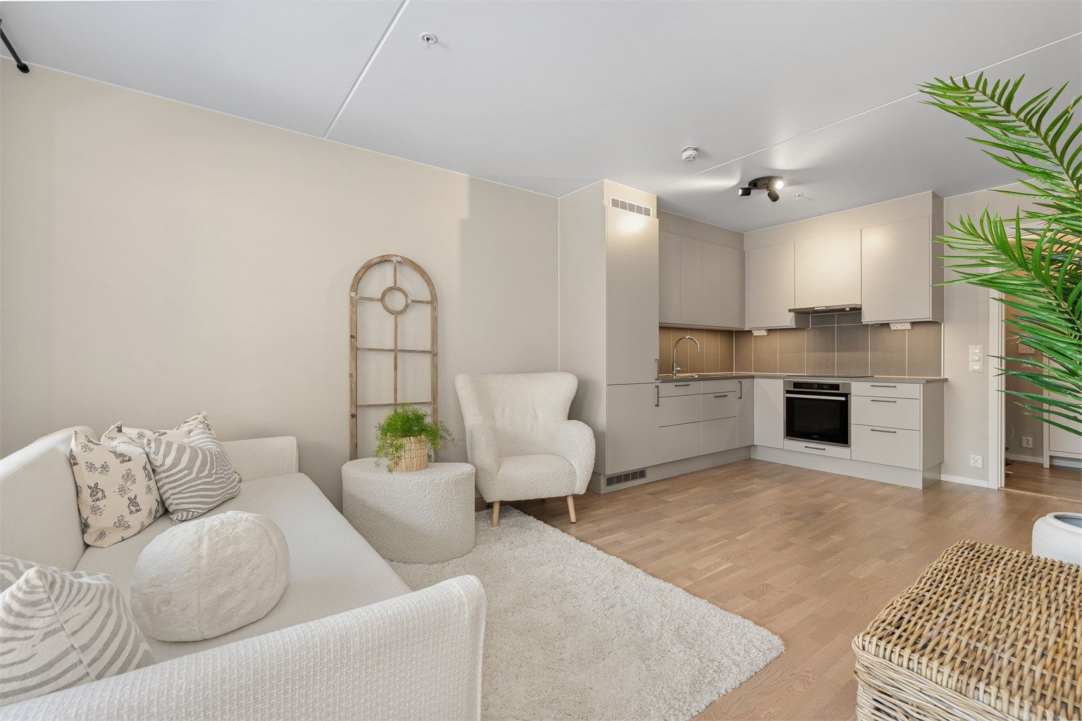 Stue og kjøkken i åpen løsning. Stuen har en god takhøyde på 2,48 meter og oppvarming via fjernvarme.