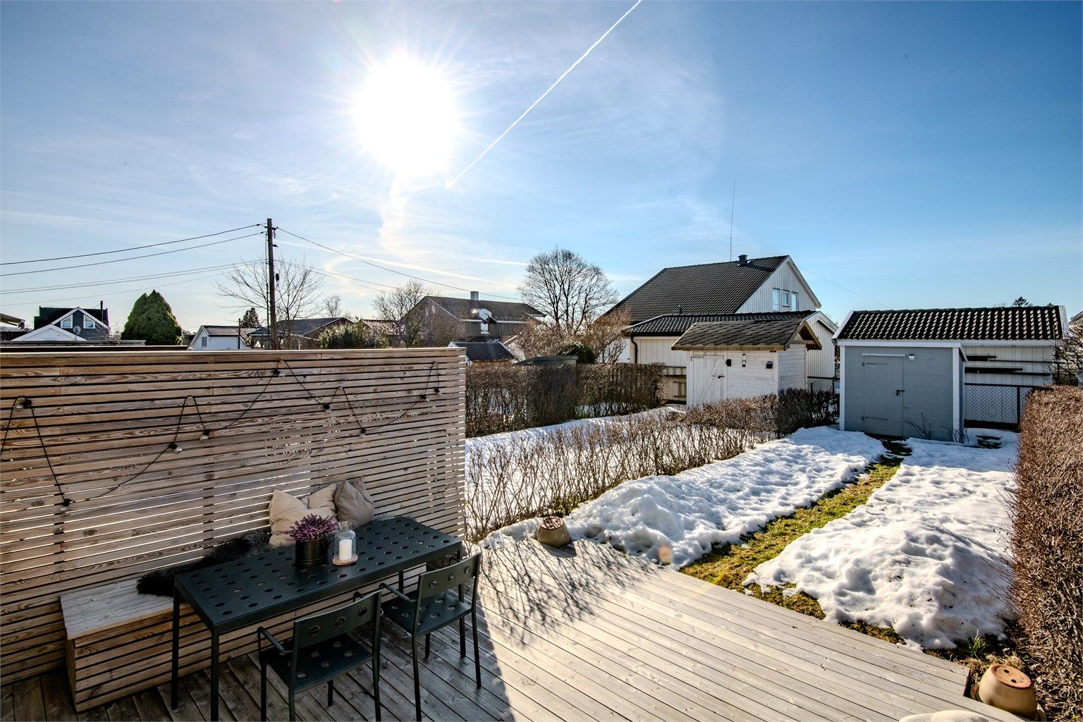 Fantastisk solrik vestvendt markterrasse og hage med skjermet beliggenhet 