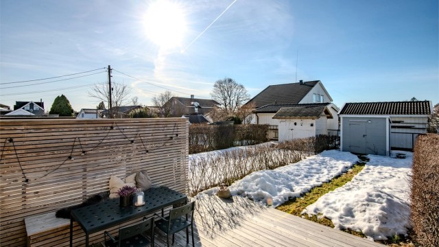 Fantastisk solrik vestvendt markterrasse og hage med skjermet beliggenhet