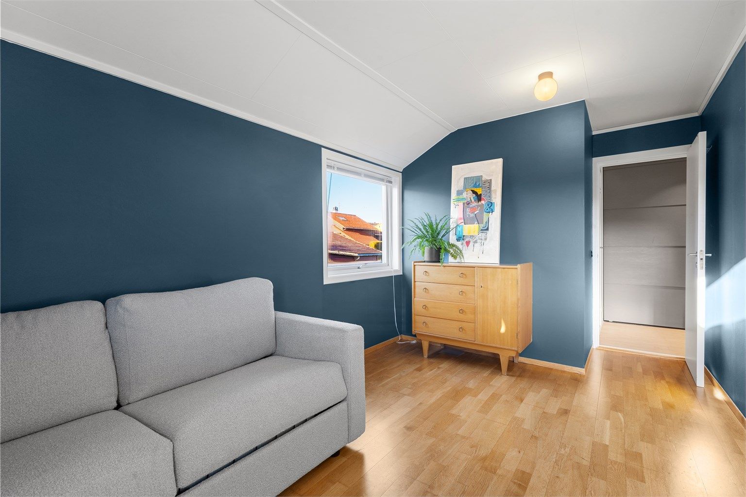 Det er stedbygd garderobe i vegg. Parkett på gulv og malte vegger. 