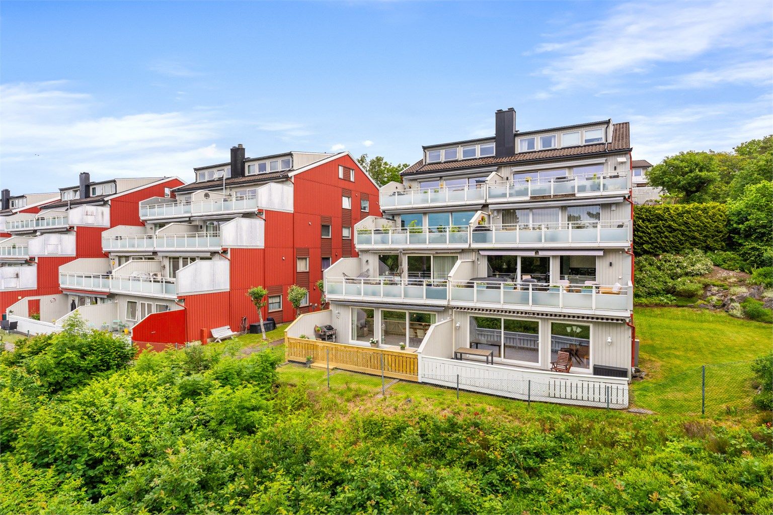 Fasade - Her bor du innerst i blindvei med sol fra morgen til kveld mot naturskjønne omgivelser 