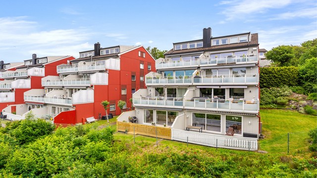 Fasade - Her bor du innerst i blindvei med sol fra morgen til kveld mot naturskjønne omgivelser