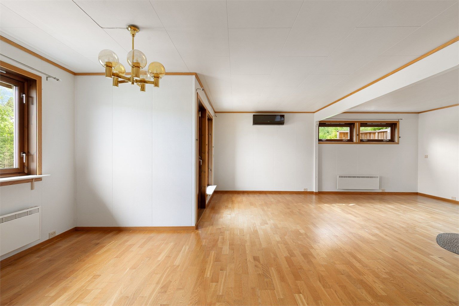 Stor og lys stue med god plass til sofagrupper og spisestue - Bilder ved Eiendomsfoto AS