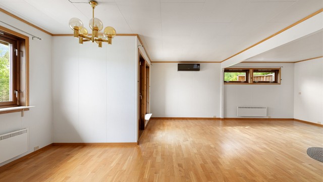 Stor og lys stue med god plass til sofagrupper og spisestue - Bilder ved Eiendomsfoto AS