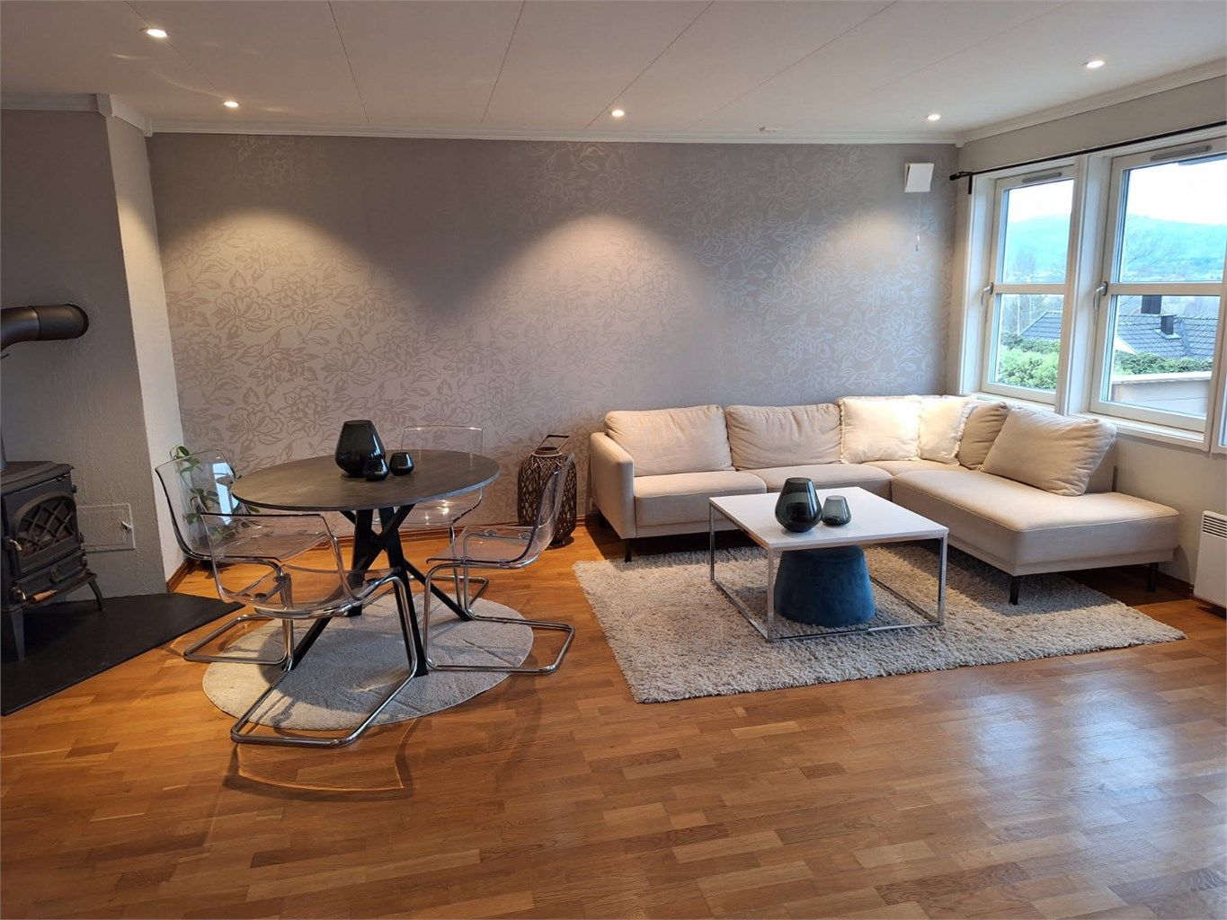 Romslig stue, med plass til sofa gruppe og spisestue