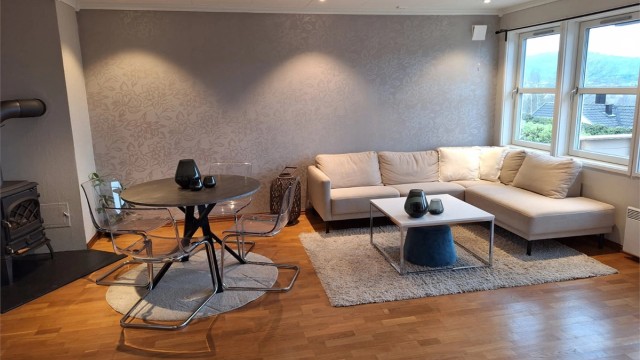 Romslig stue, med plass til sofa gruppe og spisestue