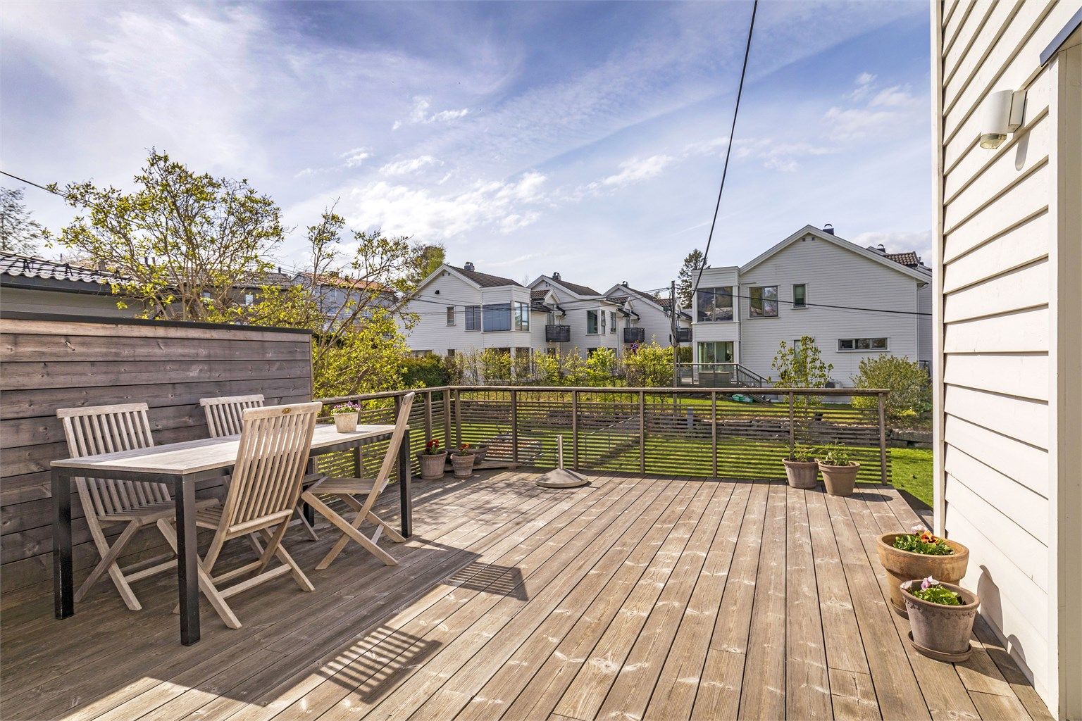 Stor sørvestvendt terrasse med god plass til både spisegruppe, grill og en loungesofa
