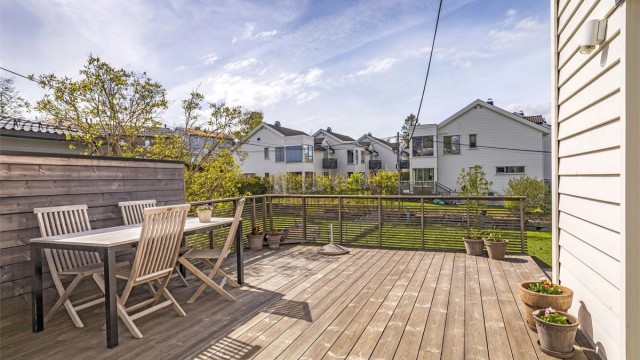 Stor sørvestvendt terrasse med god plass til både spisegruppe, grill og en loungesofa