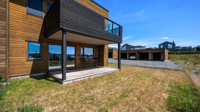 Solrik terrasse med overbygg og med god plass til sittegruppe.