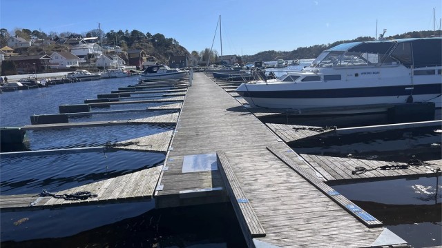 Det er kort vei til sjøen og bryggeanlegg.