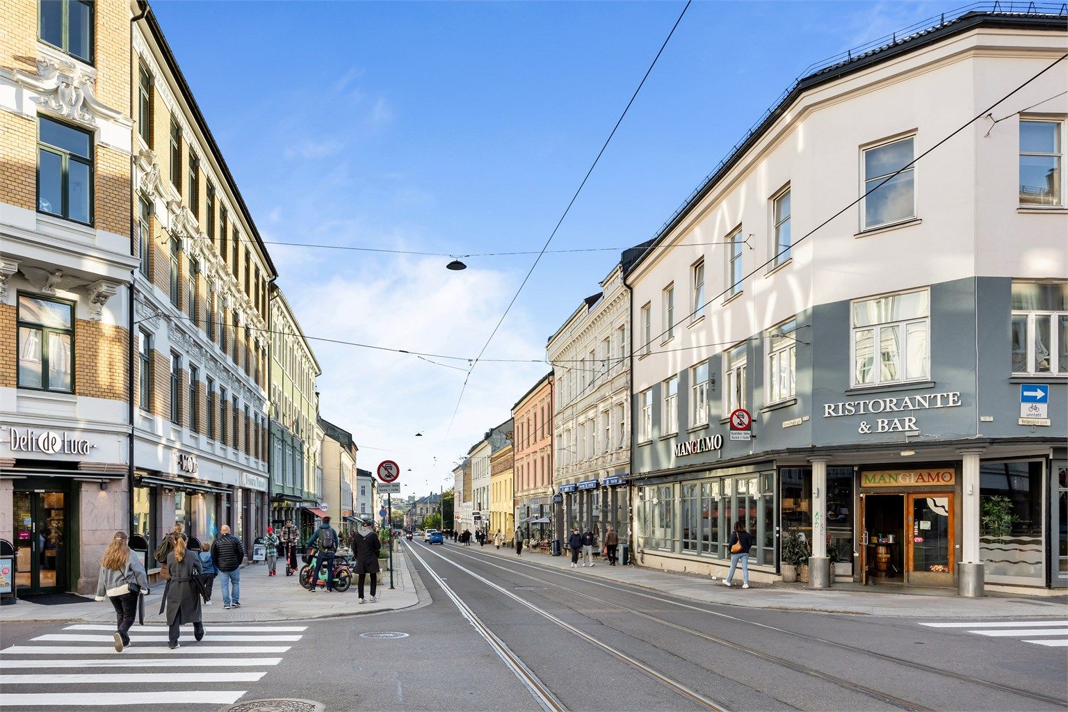 Flere restauranter og kaféer innen gangavstand.