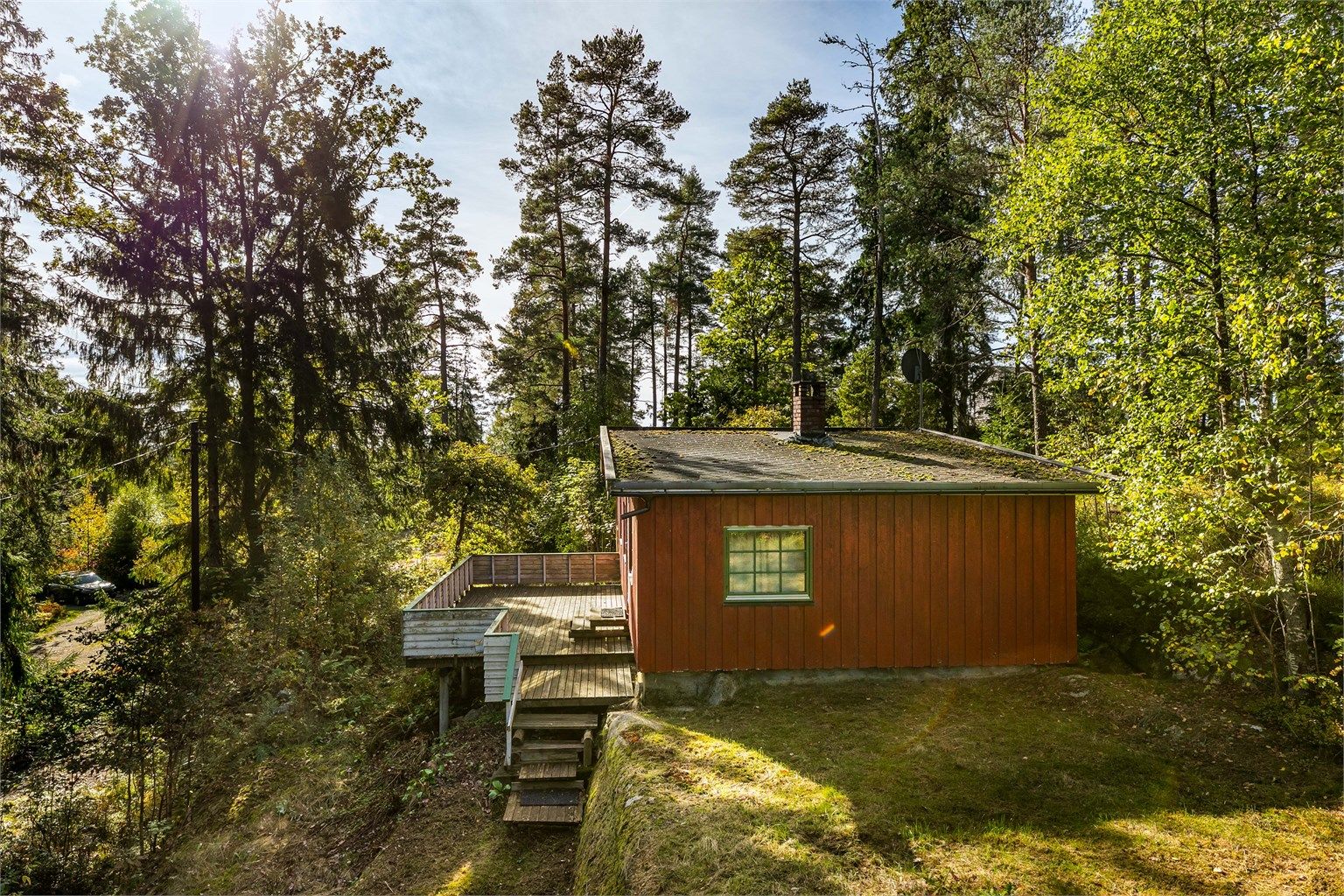 Taktekking er utett og råteskader er registrert. Det må påregnes utskiftning av taktekking, undertak og utbedring av følgeskader, samt stedvis forbedring av bærende konstruksjon.