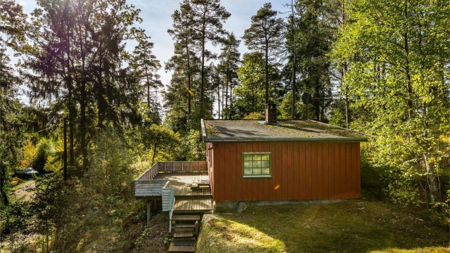 Taktekking er utett og råteskader er registrert. Det må påregnes utskiftning av taktekking, undertak og utbedring av følgeskader, samt stedvis forbedring av bærende konstruksjon.