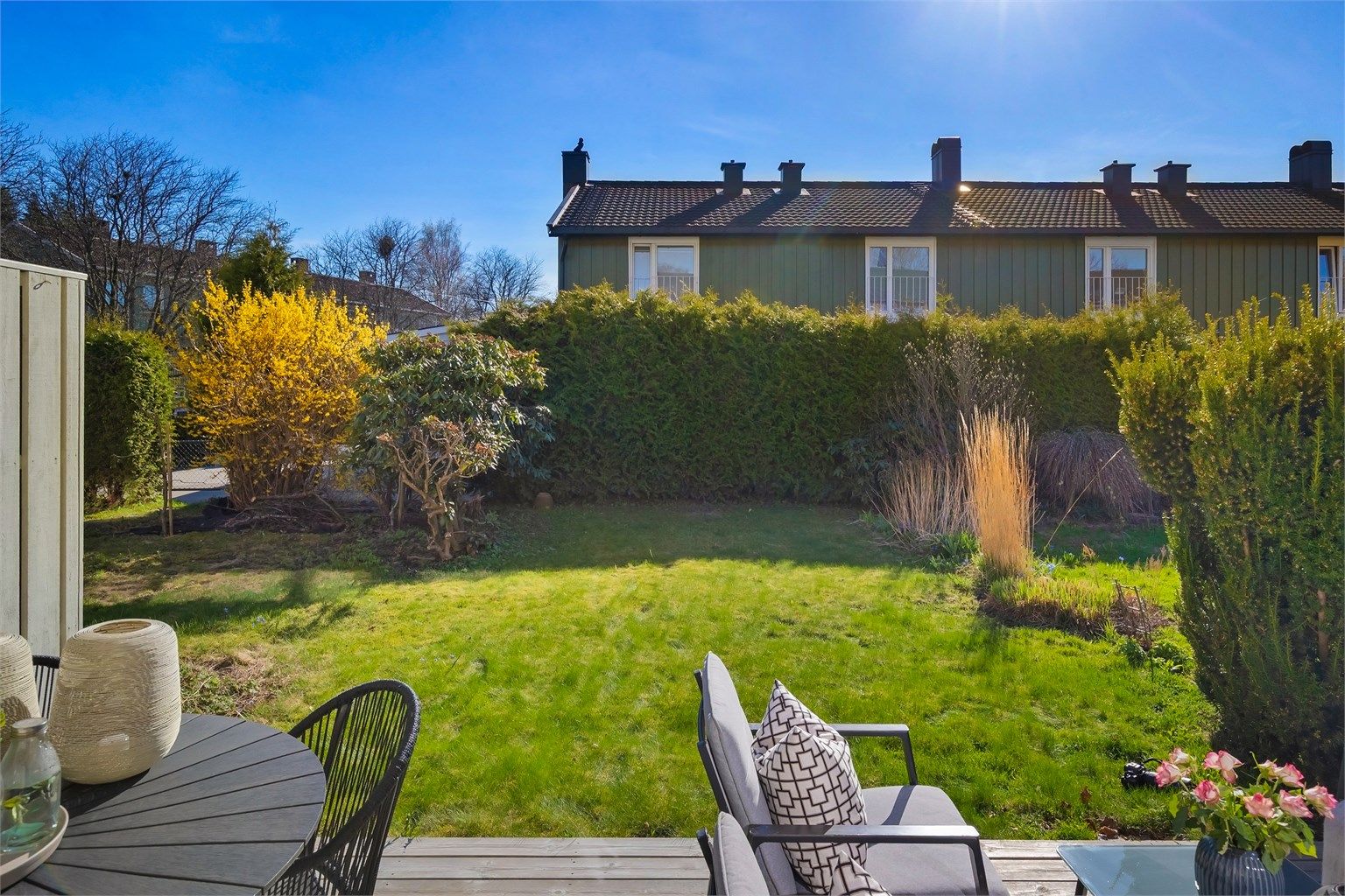 Hagen gir god plass for lek og moro for både store og små.