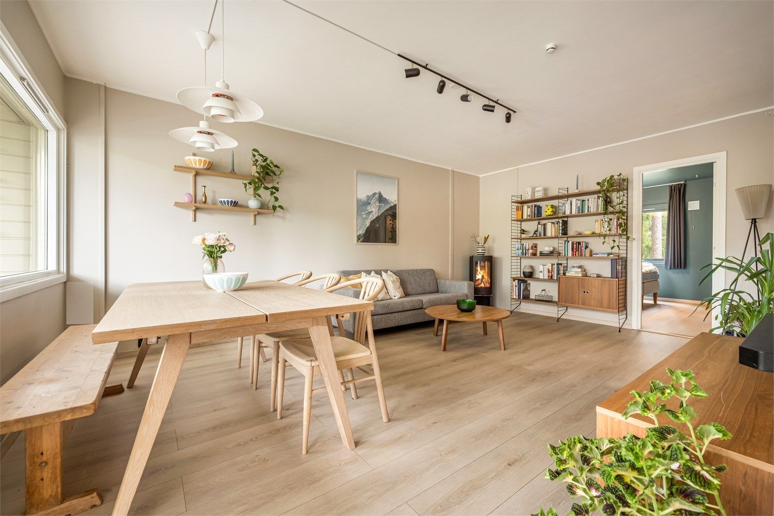 Stor delikat innredet stue med plass til både sofagruppe og spisestuebord. Foto: Martine Eren Jacobsen