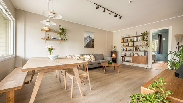Stor delikat innredet stue med plass til både sofagruppe og spisestuebord. Foto: Martine Eren Jacobsen