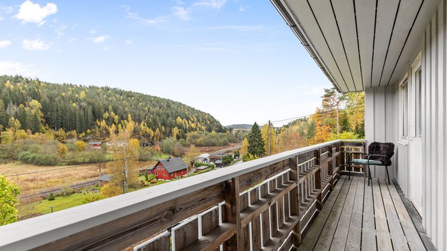 Det er også adkomst til en balkong på 7 kvm. Balkongen er sørøst-vendt.
