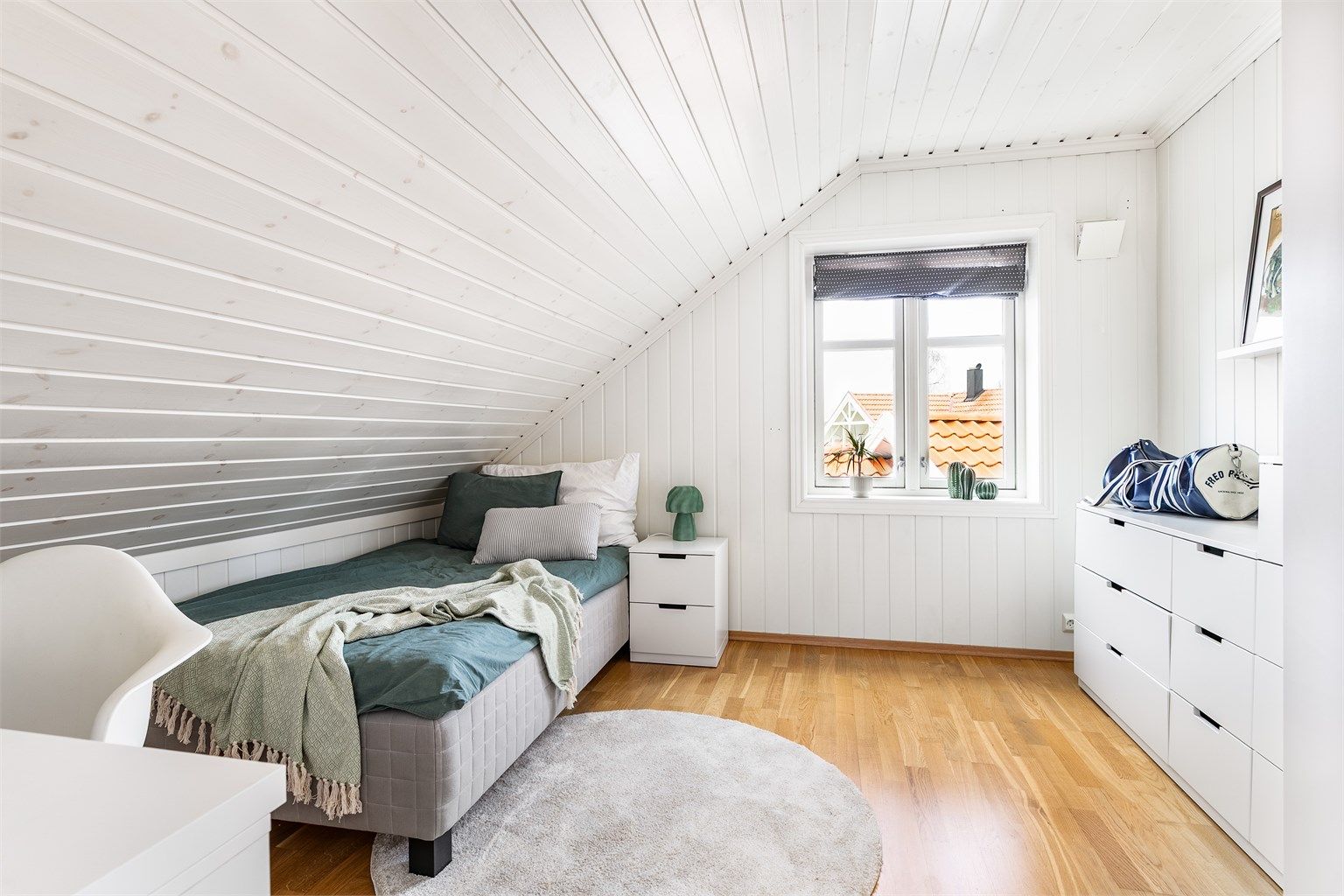 Dette og tilstøtende soverom har tilnærmet identisk størrelse og ca. 12 kvm. gulvflate hver.