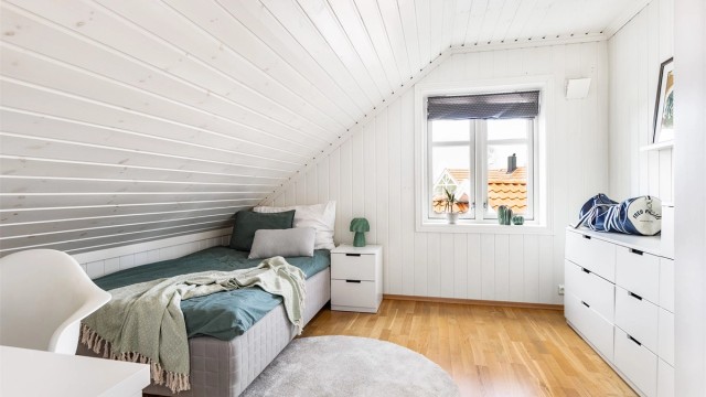 Dette og tilstøtende soverom har tilnærmet identisk størrelse og ca. 12 kvm. gulvflate hver.