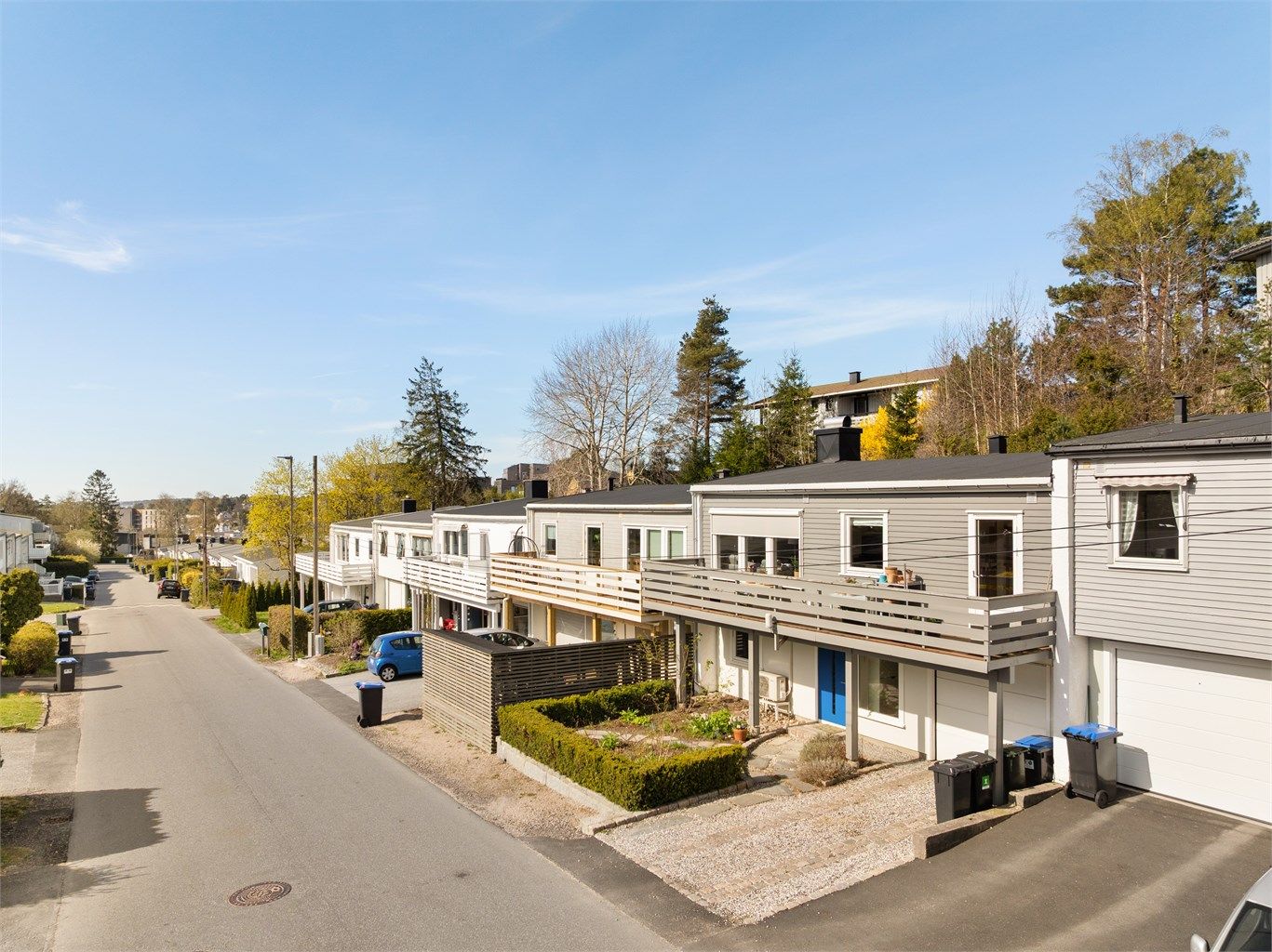 Praktisk bolig med integrert garasje og egen innkjørsel. Pent opparbeidet tomt med steinlagt gårdsplass og hyggelig hageområde.