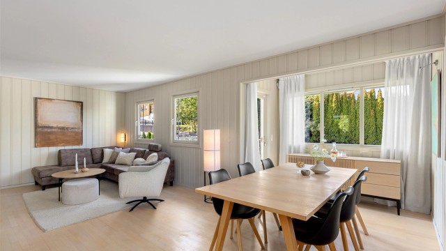 Stuen har en fleksibel planløsning med god avstand mellom spisegruppe og sofakrok.