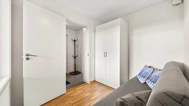 Også dette rommet har parkett på gulvet og plass til garderobeskap.