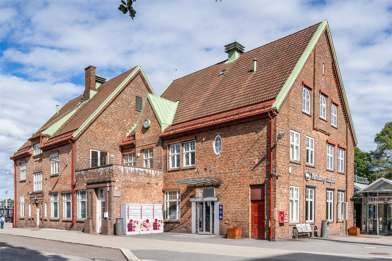 Tønsberg stasjon ligger kun sju minutters gange unna med hyppige togavganger.