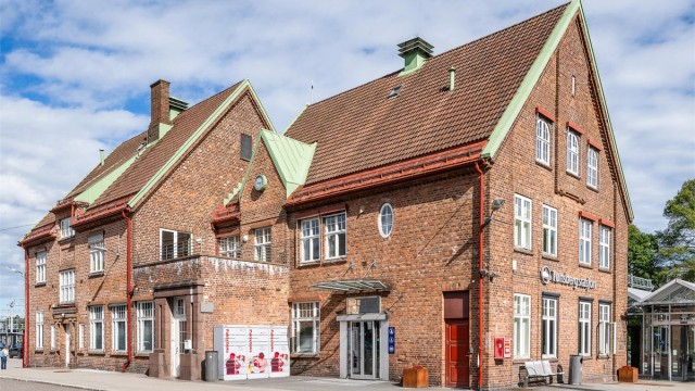 Tønsberg stasjon ligger kun sju minutters gange unna med hyppige togavganger.