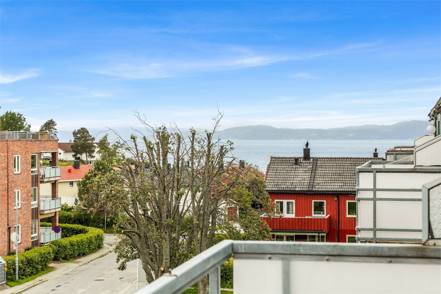Fra balkongen er det hyggelig utsyn mot Trondheimsfjorden og nærliggende bebyggelse.