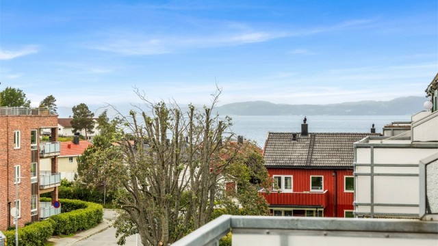 Fra balkongen er det hyggelig utsyn mot Trondheimsfjorden og nærliggende bebyggelse.