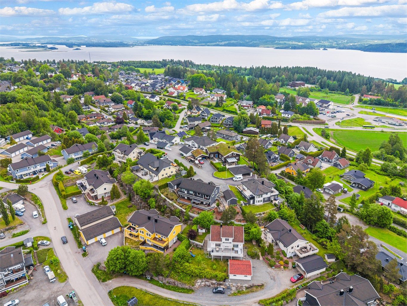 Kort vei til Flatebysenteret med butikker og bussholdeplass, samt skoler og barnehager i nærområdet.