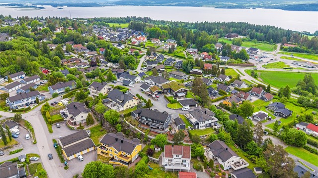 Kort vei til Flatebysenteret med butikker og bussholdeplass, samt skoler og barnehager i nærområdet.