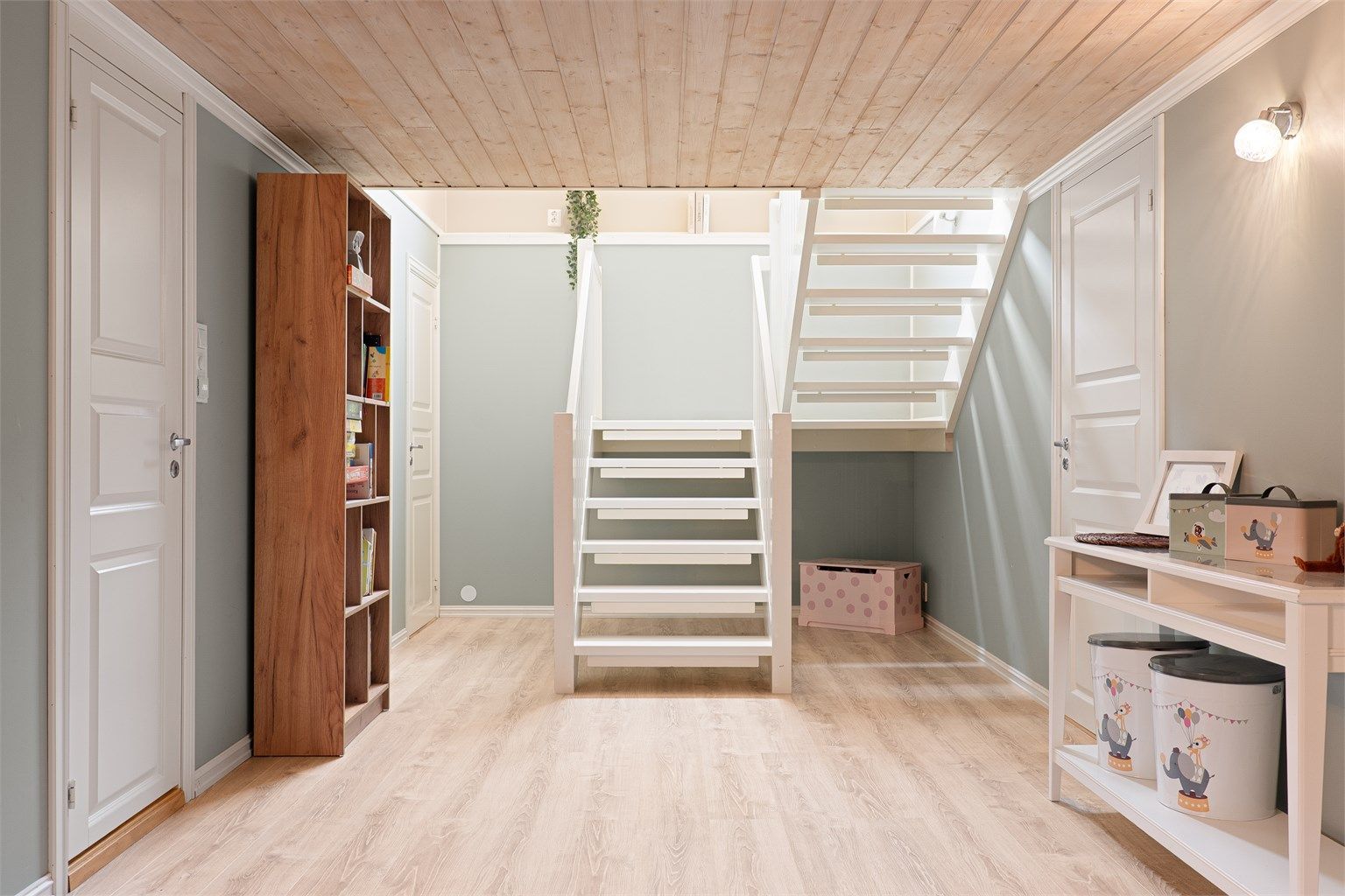 Innerst ved trappen finnes en romslig vinkelbod med gode lagringsmuligheter.